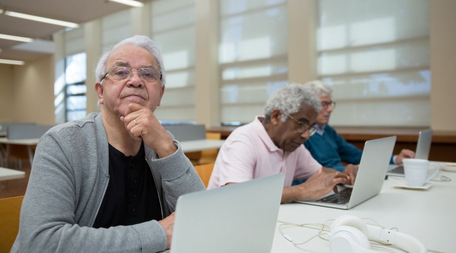 Voluntariado con personas mayores, aprendiendo a usar el ordenador