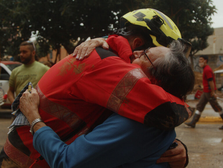 Abrazo entre voluntaria y bombero tras la DANA Valencia 2024, símbolo de solidaridad