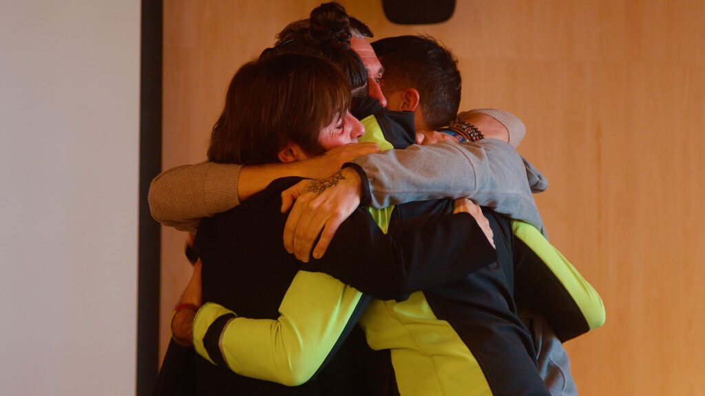 Abrazo voluntarios afectados Dana
