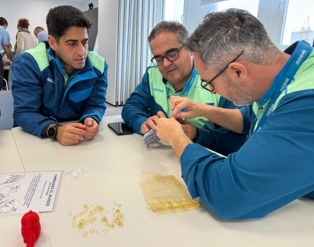 Descubre 3 Voluntarios en la primera semana del voluntariado de fundacion Moeve montan una protesis para Ayudame3D