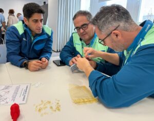 Volies. Más de 10 años transformando la sociedad 26 Voluntarios en la primera semana del voluntariado de fundacion Moeve montan una protesis para Ayudame3D