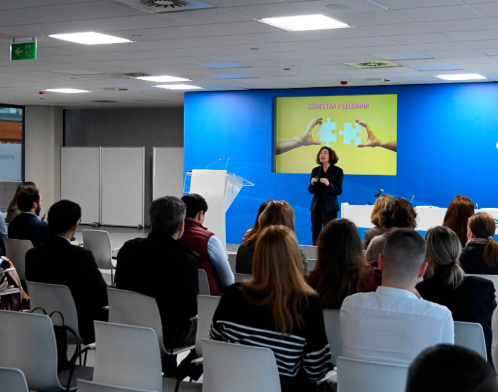Elsa Punset dando una charla en la jornada de Gracias a Ti de Endesa, como reconocimiento del voluntariado corporativo