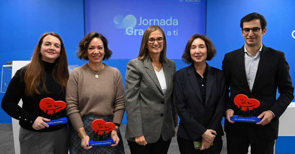 Voluntarios de Fundación Endesa recibiendo el reconocimiento del voluntariado corporativo en la jornada "Gracias a ti"